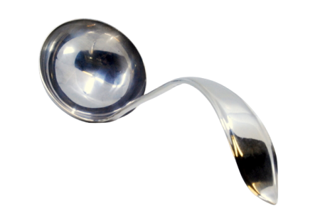 Concha em prata com relevos e cabo arqueado.