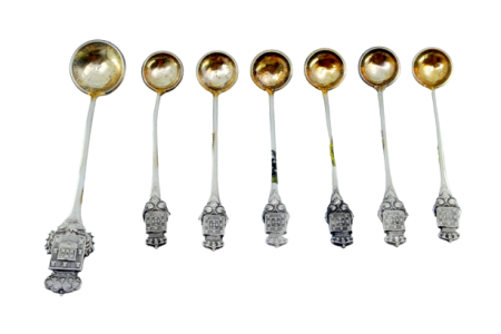 Conjunto de seis colheres de café e concha de açúcar com moedas de 200/500 reis e armas de Portugal nos cabos. 