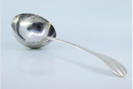 Concha de sopa em prata com frisos ao longo do cabo.