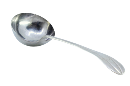 Concha de sopa em prata com frisos ao longo do cabo.
