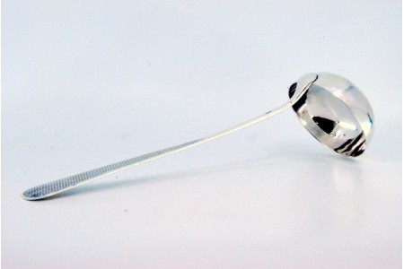 Concha de sopa em prata com gravados guilhochados no cabo com flor de acanto.