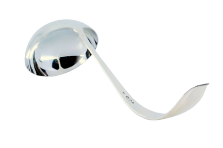 Concha de sopa em prata lisa com frisos ao longo do cabo curvo.