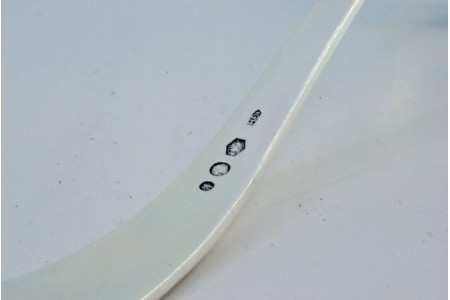 Concha de sopa em prata lisa com frisos ao longo do cabo curvo.