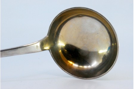 Concha de sopa em prata lisa com cabo a expedir.