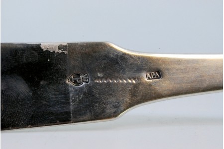 Concha de sopa em prata com frisos ao longo do cabo e concha relevada.