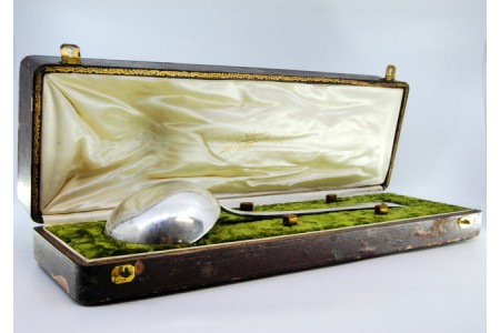 Concha de sopa em prata lisa com cabo a expedir.