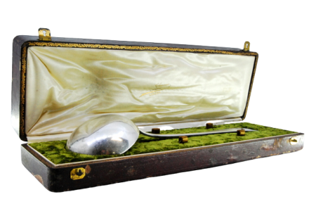 Concha de sopa em prata lisa com cabo a expedir.