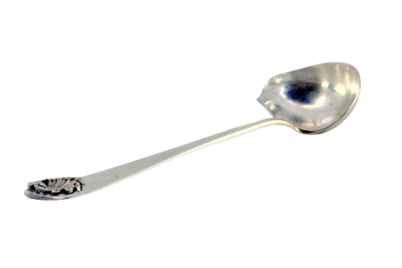 Colher para molhos em prata com concha para destros e concheada no cabo.