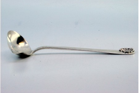 Colher para molhos em prata com concha para destros e concheada no cabo.