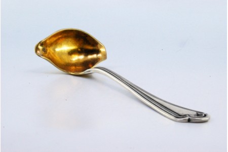 Colher para molhos em prata com concha ambidestra em dourado e frisos ao longo do cabo.