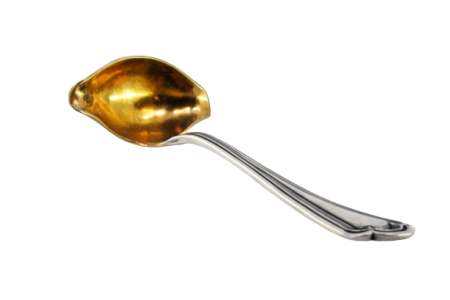 Colher para molhos em prata com concha ambidestra em dourado e frisos ao longo do cabo.
