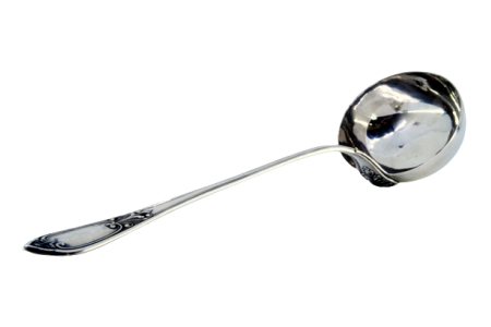 Concha de sopa em prata com relevos ao longo do cabo envolvendo cartela para monograma.