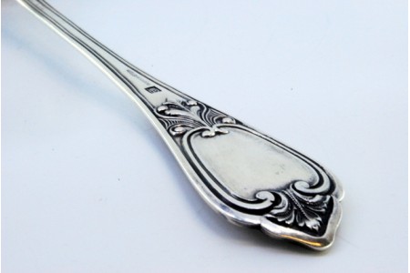 Concha de sopa em prata com relevos ao longo do cabo envolvendo cartela para monograma.