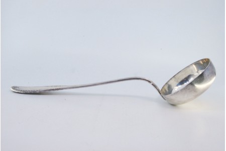 Concha de sopa em prata com frisos alinhados no cabo e relevos em ambos os lados.