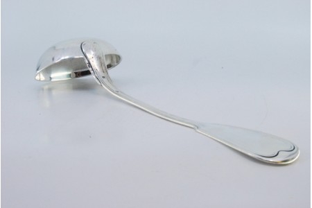 Concha de sopa em prata lisa com frisos ao longo do cabo.