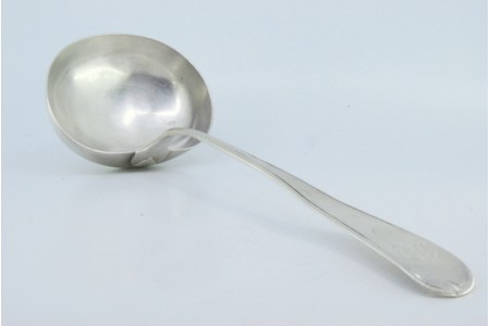 Concha de sopa em prata com frisos ao longo do cabo.