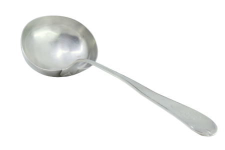 Concha de sopa em prata com frisos ao longo do cabo.