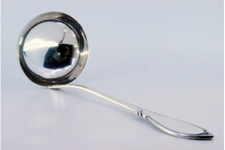 Concha de sopa em prata com frisos ao longo do cabo e cartela para monograma.