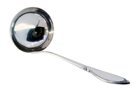 Concha de sopa em prata com frisos ao longo do cabo e cartela para monograma.