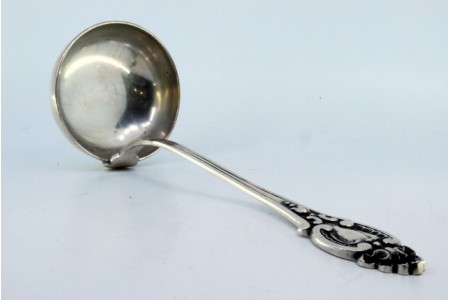  Concha de sopa em prata com frisos ao longo do cabo envolvendo cartela para monograma.