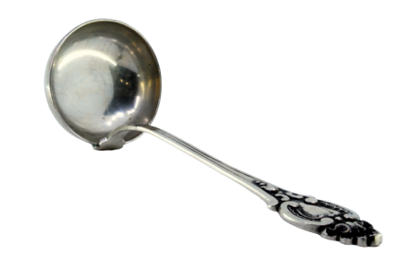  Concha de sopa em prata com frisos ao longo do cabo envolvendo cartela para monograma.