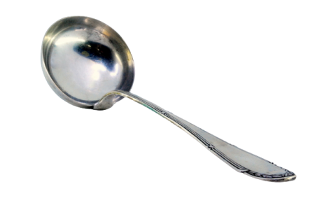 Concha de sopa em prata com frisos ao longo do cabo.