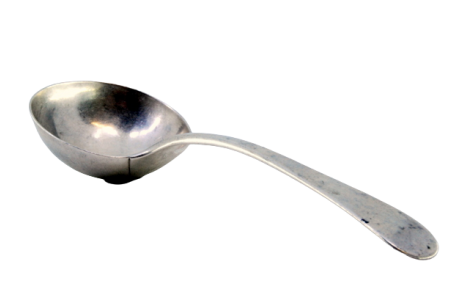 Colher para molhos em prata  lisa e cabo a expedir.