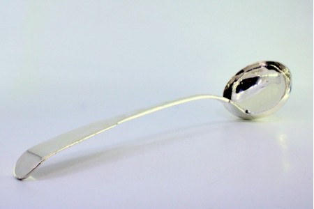 Concha de sopa em prata lisa com cabo a expedir.