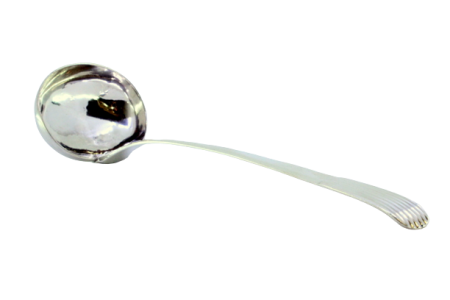 Concha de sopa em prata lisa com cabo relevado tipo caninhas.