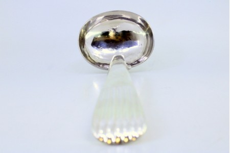 Concha de sopa em prata lisa com cabo relevado tipo caninhas.