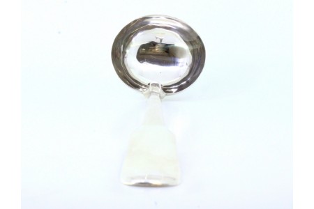 Concha de sopa em prata lisa com cabo a expedir.