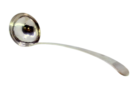 Concha de sopa em prata lisa com frisos ao longo do cabo.