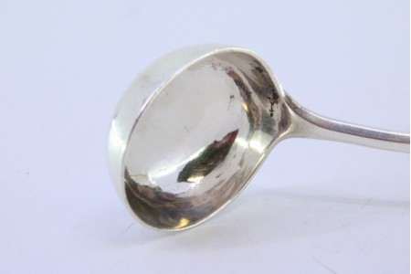 Colher para molhos em prata lisa com cabo a expedir.