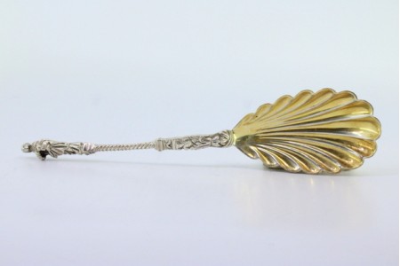 Colher em prata dourada para fruta com cabo retorcido e figura de senhora piedosa.