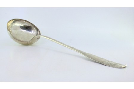 Concha de sopa em prata lisa com cabo recortado.