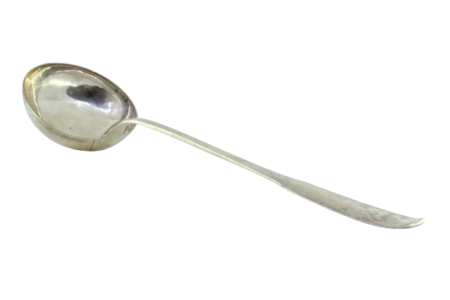 Concha de sopa em prata lisa com cabo recortado.