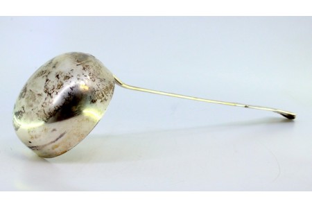 Concha de sopa em prata com frisos ao longo do cabo recortado.