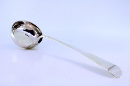 Concha de sopa em prata lisa com cabo a expedir