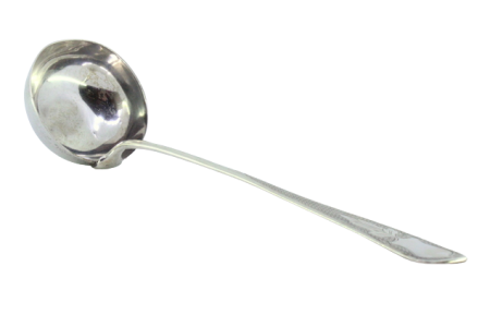 Concha de sopa em prata guilhochada no cabo a expedir envolvendo cartela para monograma.