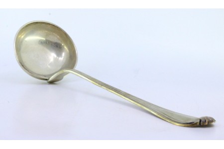 Concha de sopa em prata com frisos ao longo do cabo relevado.