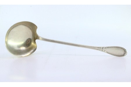 Concha para molhos em prata com frisos ao longo do cabo envolvendo cartela para monograma.