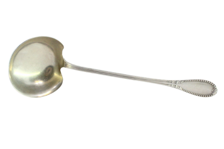 Concha para molhos em prata com frisos ao longo do cabo envolvendo cartela para monograma.