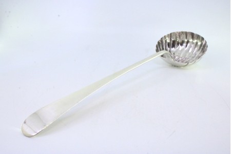 Concha de sopa em prata em forma de concha e cabo liso a expedir.