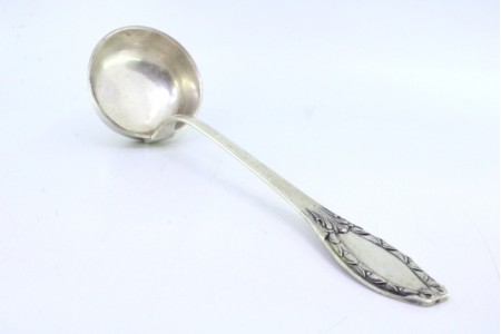  Concha de sopa em prata com relevos no cabo envolvendo cartela para monograma.