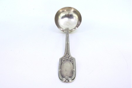 Concha de sopa em prata com relevos e frisos ao longo do cabo envolvendo cartela para monograma.