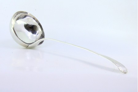 Concha de sopa em prata lisa com cabo relevado.