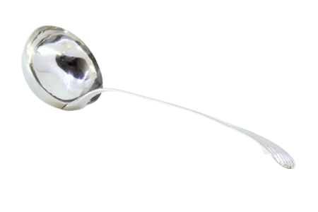 Concha de sopa em prata lisa com cabo relevado.