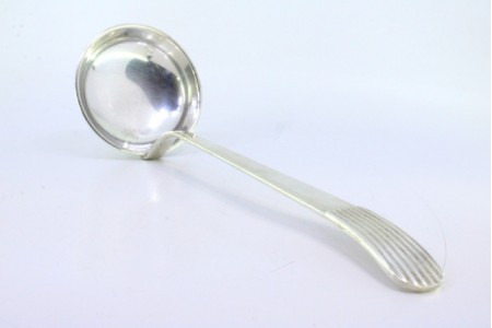 Concha de sopa em prata lisa com cabo relevado ao estilo caninhas.