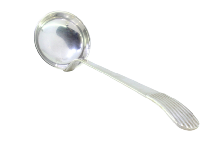 Concha de sopa em prata lisa com cabo relevado ao estilo caninhas.