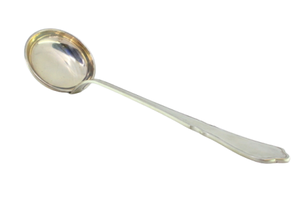 Concha de sopa em prata com friso ao longo do cabo recortado.